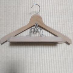 木のハンガー9本の画像
