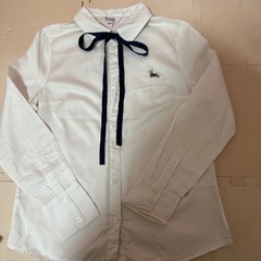 リボン付きホワイトシャツ