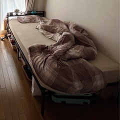 ベッドフレームとマットレス(スプリング付き)の画像