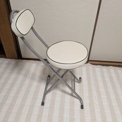 折り畳み椅子の画像