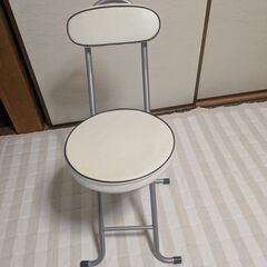 折り畳み椅子の画像