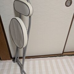折り畳み椅子の画像