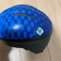 幼児用水玉模様青ヘルメット 47-51cmの画像