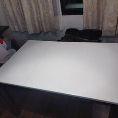 ダイニングテーブルの画像