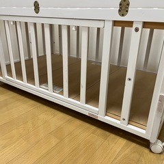木製ベビーベッドの画像