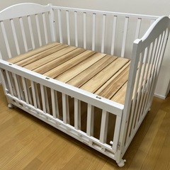 木製ベビーベッドの画像