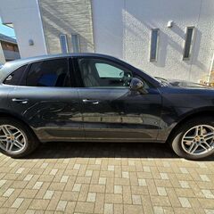 H.30(2018)年 ポルシェ マカン ★ グレー 走行25,300km  ベースグレード5名　フルタイム4WD　ETC　ナビ　ドラレコ　Wエアバック　ABS　Bluetooth　HID　電動シート　ターボ　本革　後関プライバシーガラス　車検２年付き　　17161の画像