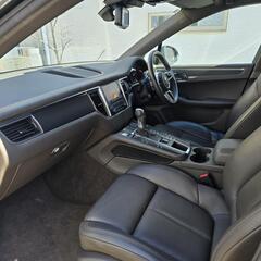 H.30(2018)年 ポルシェ マカン ★ グレー 走行25,300km  ベースグレード5名　フルタイム4WD　ETC　ナビ　ドラレコ　Wエアバック　ABS　Bluetooth　HID　電動シート　ターボ　本革　後関プライバシーガラス　車検２年付き　　17161の画像