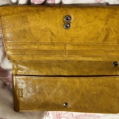 びっみょーにびひん🤢タケオキクチ革財布‼️🤣の画像