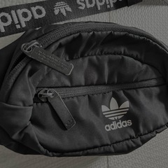 adidas ボディバッグの画像