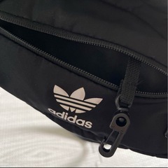 adidas ボディバッグの画像