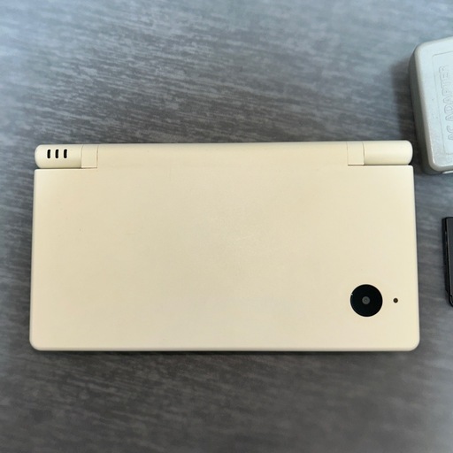 レトロ好きさん必見！任天堂　DSi ホワイト充電器、タッチペン、ソフト3つ付き