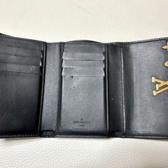 ＊定価税込¥180,290＊ ルイヴィトン　カプシーヌ　黒レザー　三つ折り財布の画像