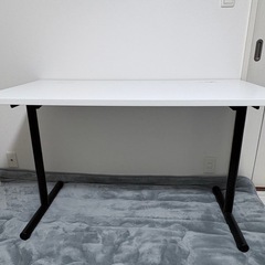 オフィスデスクの画像