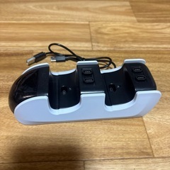 PS5用コントローラー充電スタンドの画像