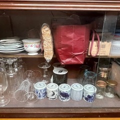食器棚、食器、グラスの画像