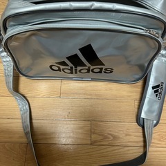 adidas エナメルバックの画像