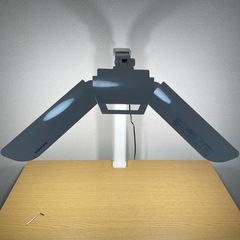 机とライトの画像