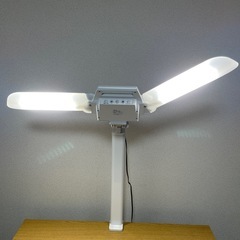 机とライトの画像