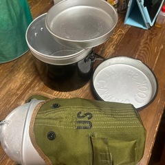 4合の飯ごうと内釜付きの水筒の画像