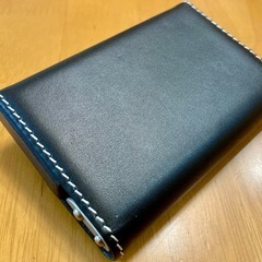 名刺入れ カードケース ブラック レザー調 ホワイトステッチ アルミフレーム 高品質 男女兼用 美品 未使用に近いの画像
