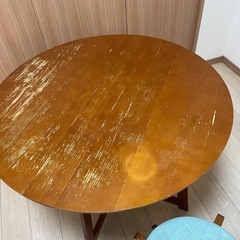 ドウシシャ　折り畳みテーブル丸型とイス2脚　　の画像