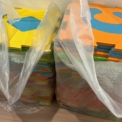 ジョイントマット　70枚前後　英語　アルファベット　知育　幼児　の画像