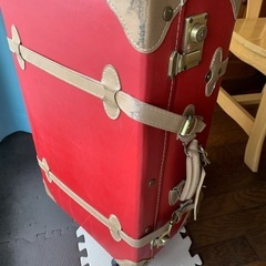 スーツケース　赤　の画像