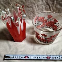 昭和レトロ　ｱﾝﾃｨｰｸ・赤い花瓶＆赤いお花のガラス容器の画像