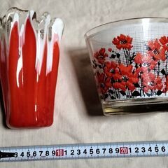 昭和レトロ　ｱﾝﾃｨｰｸ・赤い花瓶＆赤いお花のガラス容器の画像