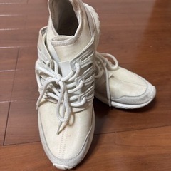 adidas スニーカーの画像