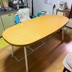 ダイニングテーブル。下に棚付いてます。