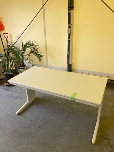 【来店予約制】【中古オフィス家具在庫充実】袖無し　事務机　スチール　横幅140cm　デスク　テレワーク　机　オフィス　パソコンデスク　検)事務机　オフィスチェア　ロッカー　ミーティングテーブル　応接ソファ　美品多数　格安