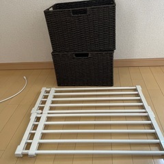 ニトリ 突っ張り棚とバスケット各2個セットの画像
