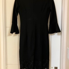 フレアスリーブ黒タイトドレスの画像
