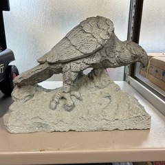 鷹の彫刻 の画像