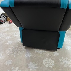 リクライニングゲーミングチェアの画像