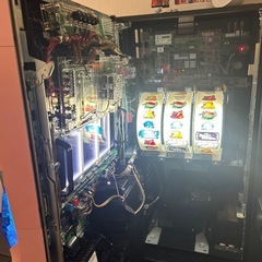 スロット実機 リゼロセット(下の黒い台と椅子、メダル、メダル不要機付)の画像