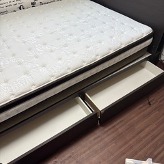 ダブルベッドの画像