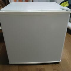 ★一人暮らしの方おすすめ★　白色のミニ冷蔵庫です。