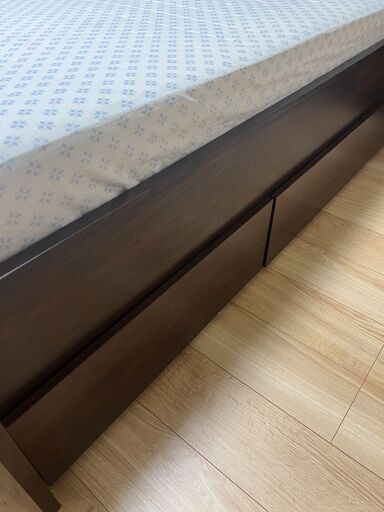 【最終値下げ】160x200cmのダブルベッド＋マットレス＋セットの収納用引き出し２つ
