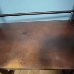 古めかしい感じのドレッサー、作業卓 若しくは 飾り棚の画像