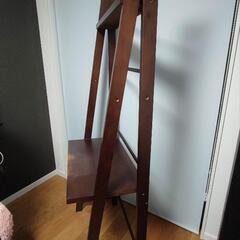 古めかしい感じのドレッサー、作業卓 若しくは 飾り棚の画像