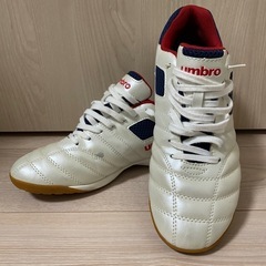 （値段交渉可）UMBRO インドア用トレーニングシューズ／25.5cm／4,000円相当の画像