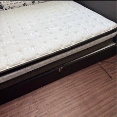 ダブルベッドの画像