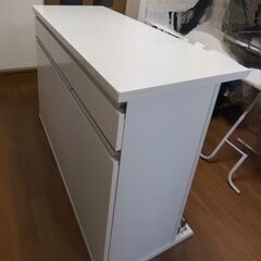 【お譲り先決まりました】カウンターテーブル 食器棚付き（ホワイト）の画像