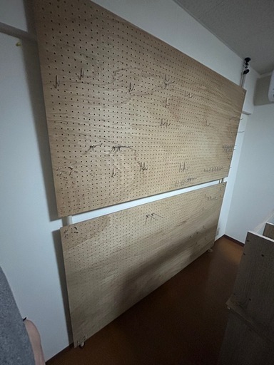 有孔ボード2枚と突っ張り棒と金具