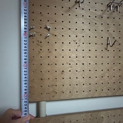 有孔ボード2枚と突っ張り棒と金具の画像