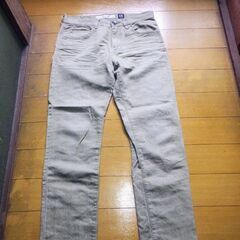 バックナンバーのベージュのパンツ