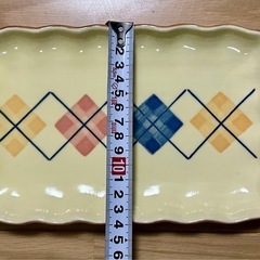 【追記】初投稿の半額以下‼️陶器長皿 手持ち付き約25cm  アーガイル柄 緑,黄 未使用？２枚セット  の画像